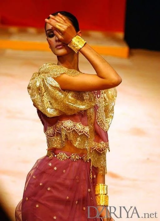 Yasmina Chelali : L'Éclat de la Haute-Couture Algérienne à Paris (2003)