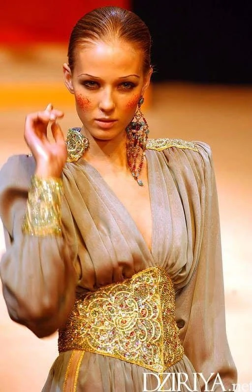 Yasmina Chelali : L'Éclat de la Haute-Couture Algérienne à Paris (2003)