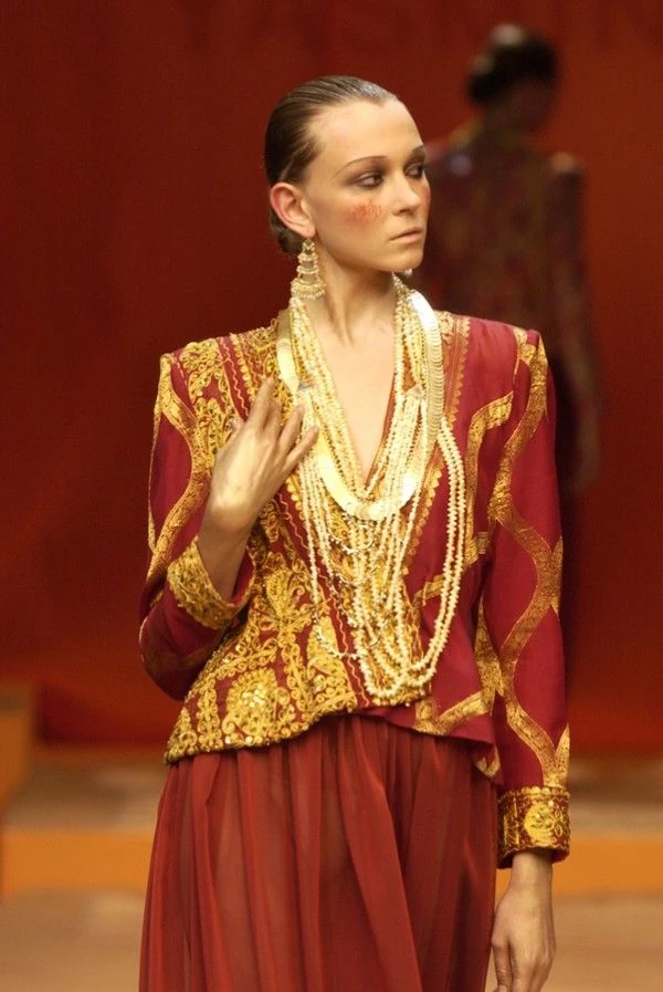 Yasmina Chelali : L'Éclat de la Haute-Couture Algérienne à Paris (2003)