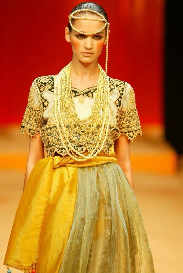 Yasmina Chelali : L'Éclat de la Haute-Couture Algérienne à Paris (2003)