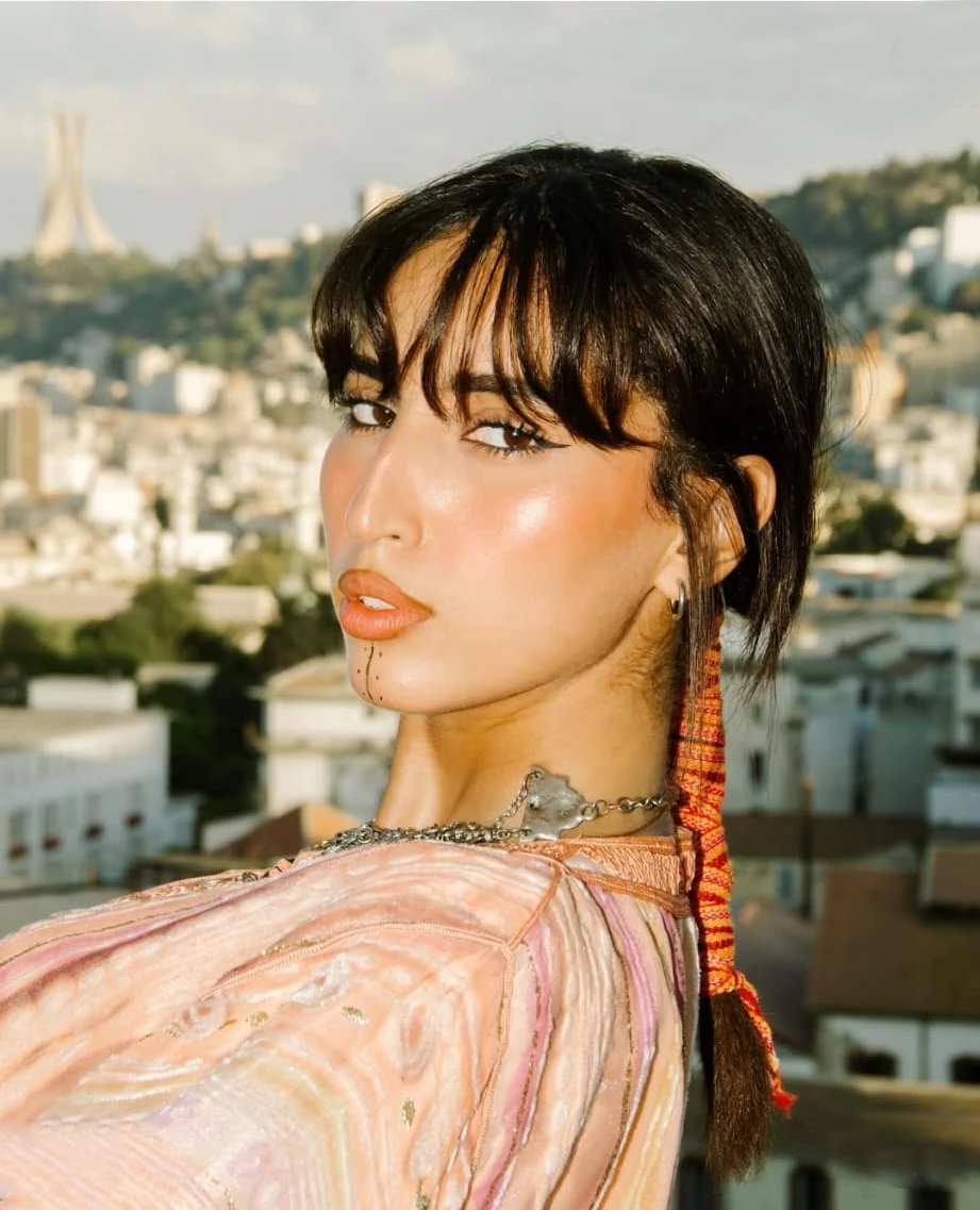 L’élégance rebelle de Sahar Bensekhria, mannequin au charme algérien affirmé 