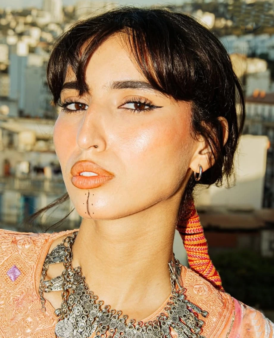 sahar-bensekhria-mannequin-chaouia-algerienne2