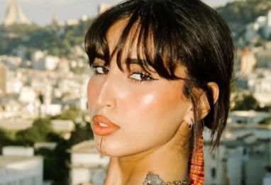 L’élégance rebelle de Sahar Bensekhria, mannequin au charme algérien affirmé 