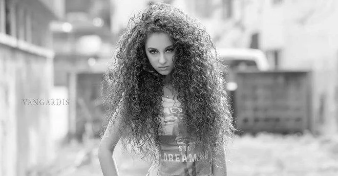 cheveux-boucles-et-si-on-apprenait-enfin-a-les-dompter-avec-amour