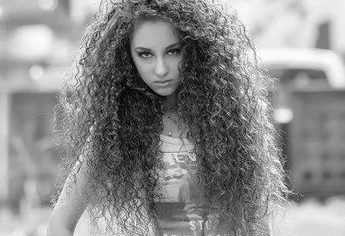 Cheveux bouclés : et si on apprenait enfin à les dompter avec amour ?
