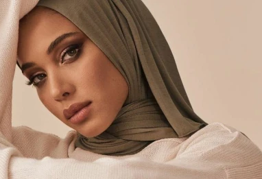 Le guide ultime des cheveux sous le voile : hydratation, pousse et anti-casse