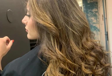 Pourquoi l'experte Coloriste Nadia refuse de refaire votre balayage (et pourquoi vous allez l'adorer pour ça)