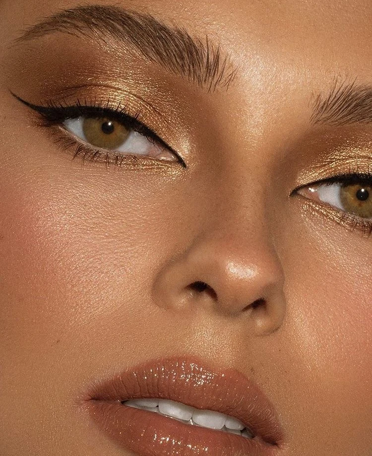 maquillage-yeux-tendances-ete-2025-eye-liner-graphique-et-khol-le-retour