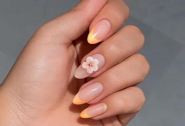 Inès Abdelli illumine sa journée avec le nail art 3D floral dans son salon préféré