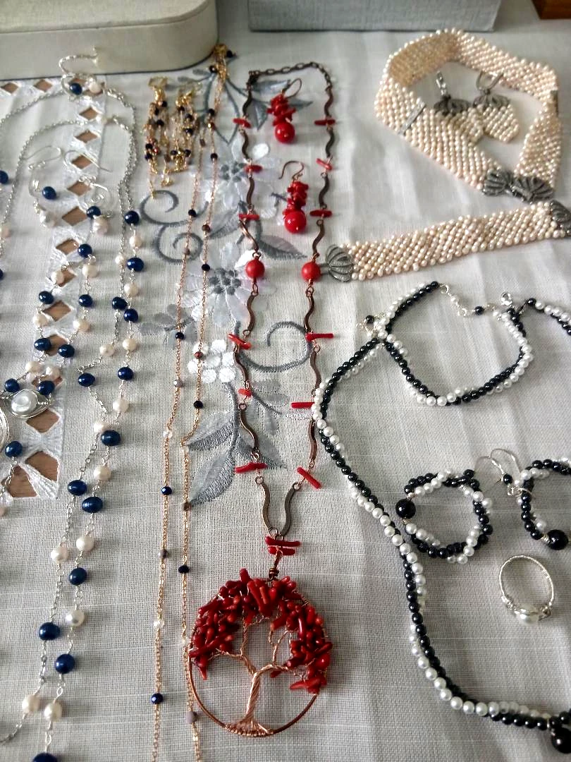 Une artisane de la Casbah offre un bijou en corail au Pape Léon XIV : on l'a rencontré