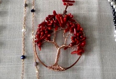 Une artisane de la Casbah offre un bijou en corail au Pape Léon XIV : on l'a rencontré