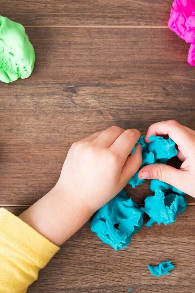 Pâte à modeler maison sans alun : la recette saine, économique et facile à faire avec les enfants