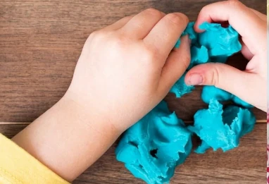 Pâte à modeler maison sans alun : la recette saine, économique et facile à faire avec les enfants