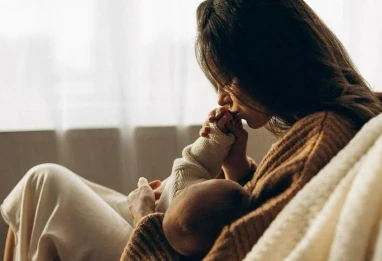 Le lait maternel « s’adapte » à la salive du bébé : que dit réellement la science ?