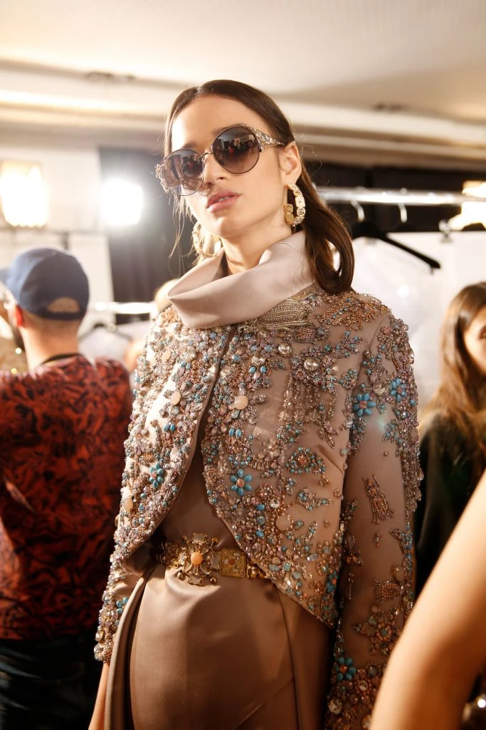 backstage-elie-saab-technique-perlage-printemps-ete-2017