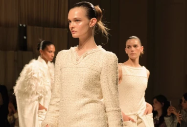 Chanel AH 2025/26 : l’épi, le tweed et le silence
