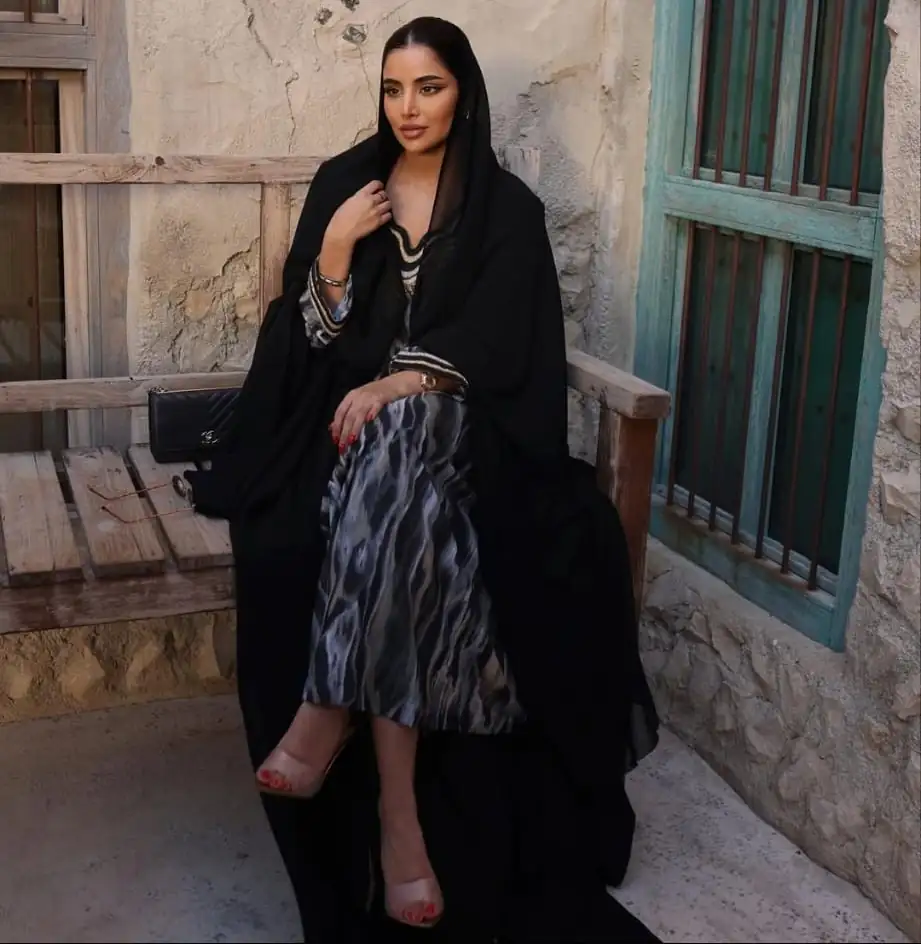 abaya-de-soiree-moderne-style-tradition-identite-femme-musulmane