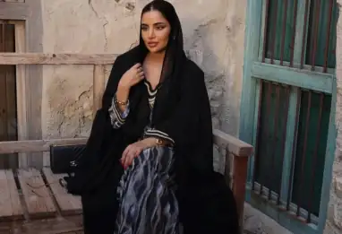 La abaya de soirée : du désert aux podiums, l’odyssée d’un vêtement devenu icône