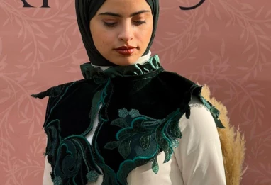 Le col-jabot émeraude végétal de Chaima Sahnoun : Quand la mode modeste s'habille de poésie