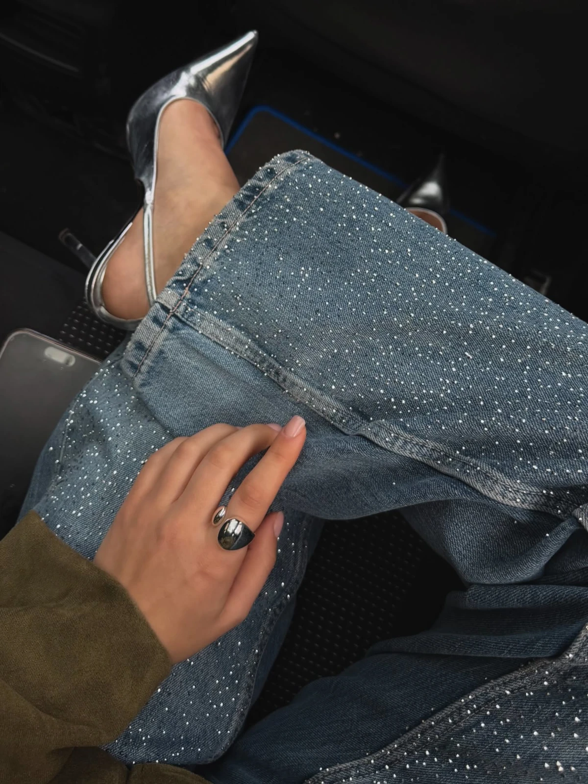 Le jean à strass : la pièce soirée qui change tout