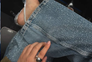 Le jean à strass : la pièce soirée qui change tout
