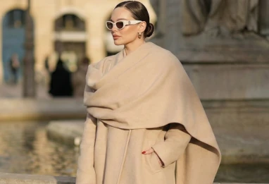Le Manteau Écharpe : La Tendance Hiver 2025-2026