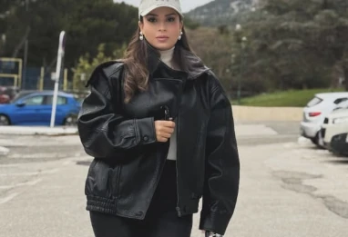 Le total look noir de Sara Lalama résume tout ce qu'on veut projeter en ce moment