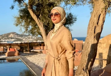 Look du jour : la leçon de style pudique et chic signée Lylia Bouaziz