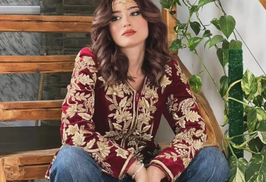 Yousraa Belatoui casse les codes : karakou royal, jeans brut et baskets blanches
