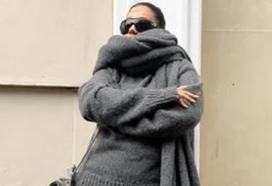 Look du jour : Léna Mahfouf enveloppée dans un gris cocooning chic