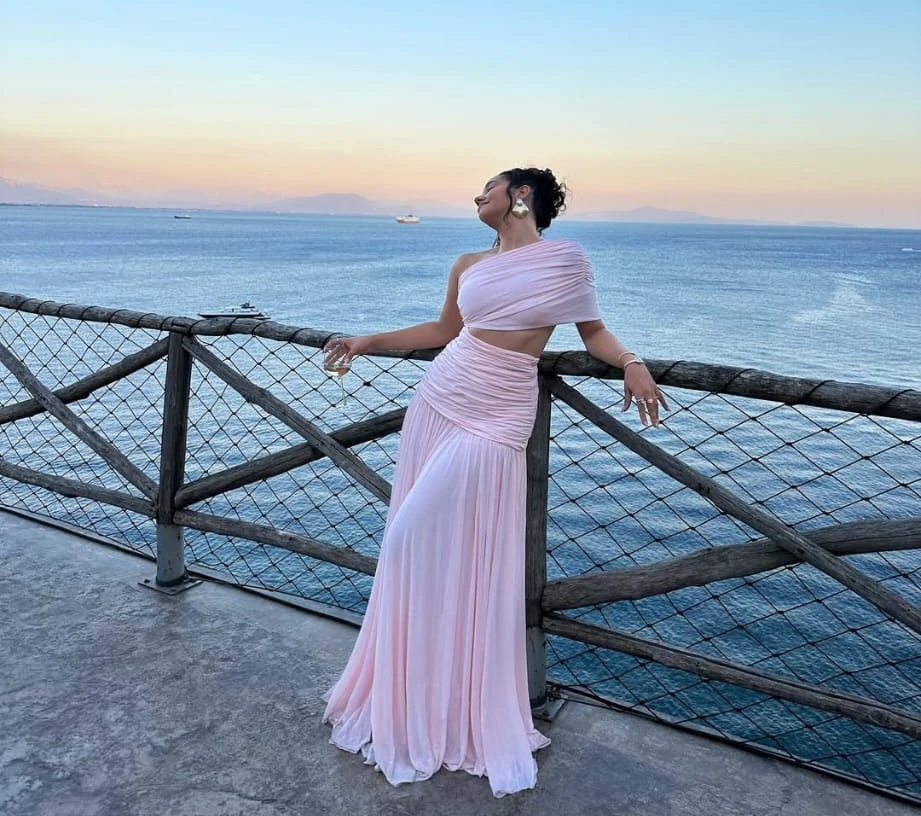 look-du-jour-lena-mahfouf-robe-de-ceremonie-fluide-mariage-estival