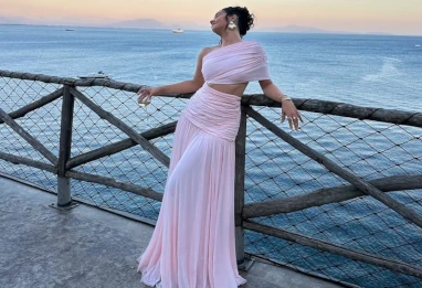Look du jour : Léna Mahfouf a opté pour une robe de cérémonie fluide idéale pour un mariage estival