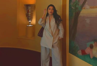Look du jour : le tailleur oversize, l’élégance effortless de Romi Allata