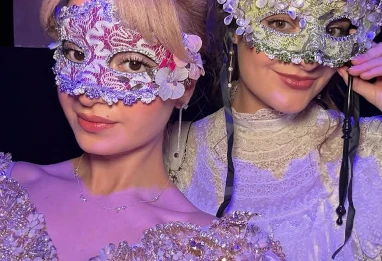 « Et si une Lady algérienne s'invitait dans Bridgerton ? » : Le pari réussi d'une influenceuse à Paris