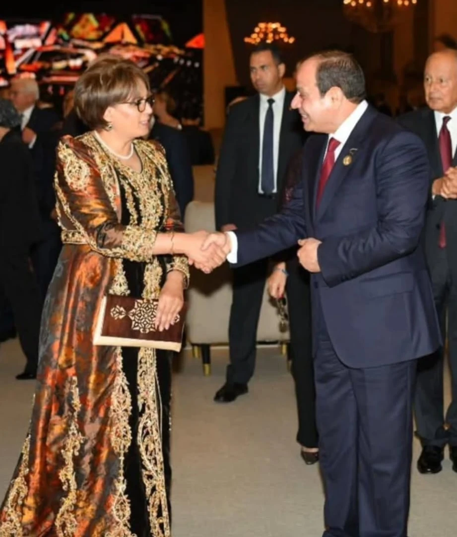 pharaonic-glam-tapis-ministre-algerienne-culture