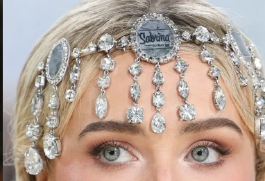 Sabrina Carpenter au Met Gala : Le bijou de la discorde est-il vraiment un Khit errouh ?