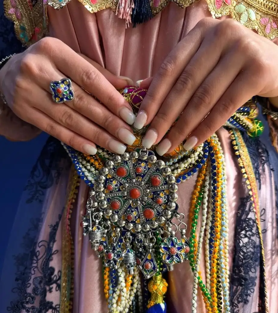 bijoux-kabyles-beni-yenni-argent-corail-emaux-artisanat-tradition-algerienne