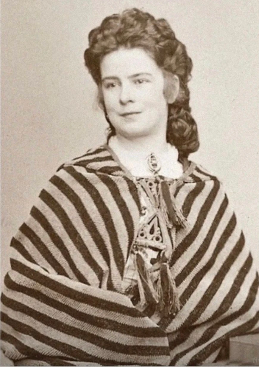 burnous-feminin-origine-numide-sisi-imperatrice