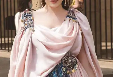Entre drapés et fibules : la mlahfa chaouia et l'héritage vestimentaire de la Grèce antique