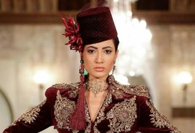 Tarbouche : histoire d’un accessoire qui traverse les genres