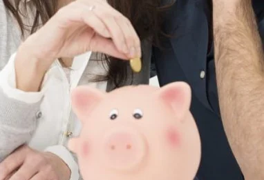 Je gagne plus que mon compagnon : comment gérer l’impact sur le couple ?