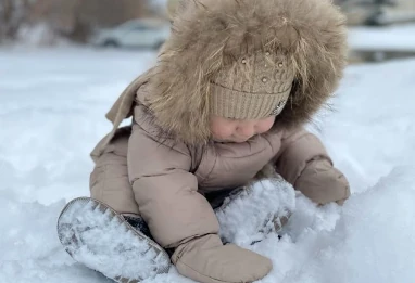 Hiver et Bébé en Algérie : l’Art Subtil d’Habiller les Tout-Petits contre le Froid