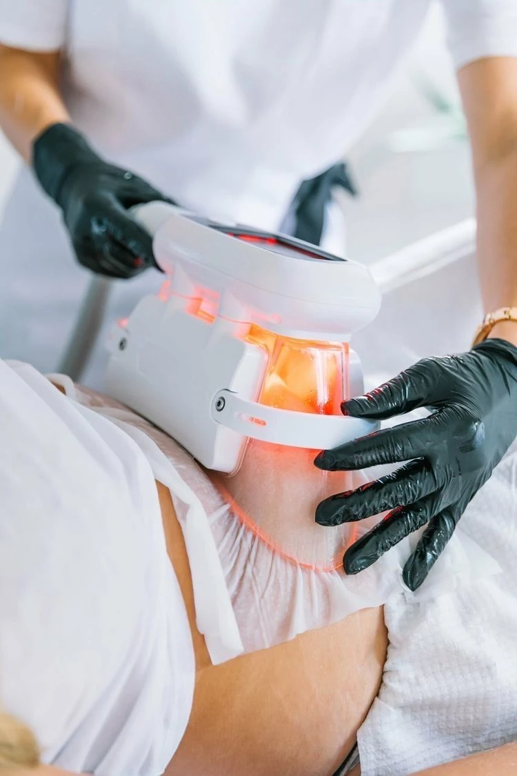 Traitement par cryolipolyse en cabinet esthétique : cette technologie non invasive cible les graisses localisées par le froid pour réduire visiblement la cellulite. Une solution moderne et efficace pour lisser la peau et redessiner la silhouette sans chirurgie.