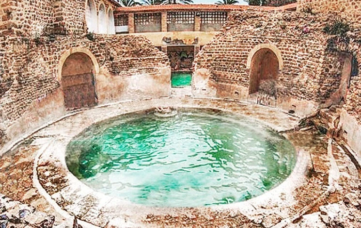 Hammam Essalihine est une station thermale aux eaux chaudes naturelles aux effets thérapeutiques, qui se situe à la commune d’El-Hamma, à 7 km à l’ouest de Khenchela. Source : El Moudjahid