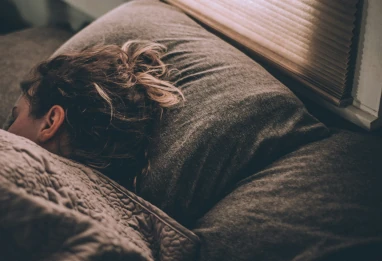 Sommeil : pourquoi les femmes ont (vraiment) besoin de plus de repos que les hommes