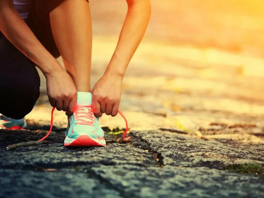 Panoplie running femme : l’équipement indispensable (et le superflu) pour bien courir