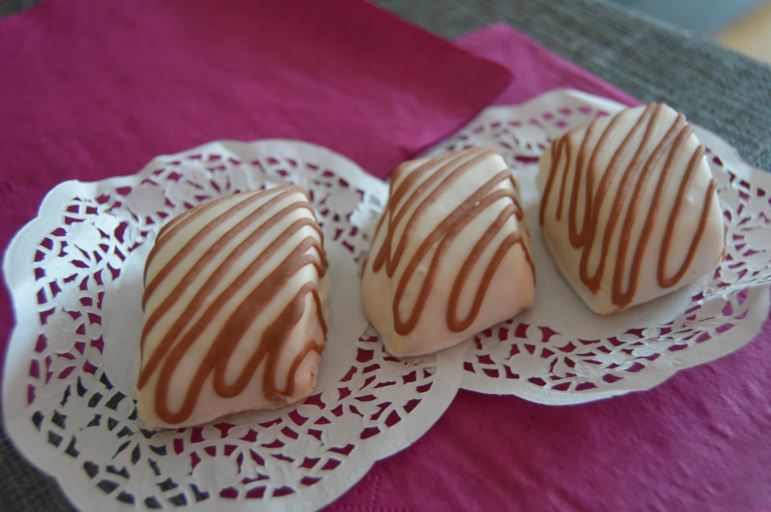 Bniwen aux cacahuètes et aux éclats d'amandes pralinées