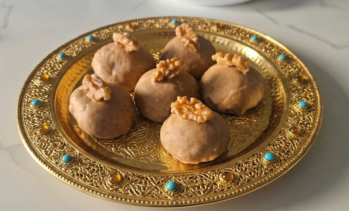 Mkhabez aux noix et glaçage au café