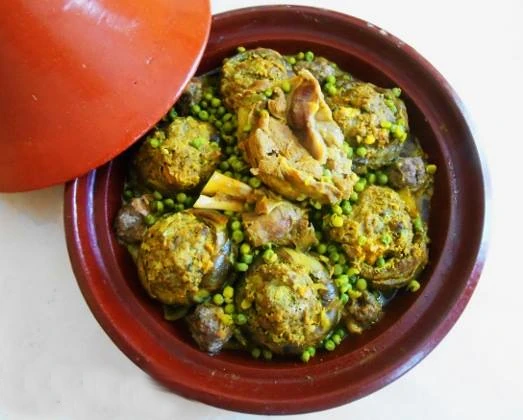Tajine de petits pois et d'artichauts farcis à la viande