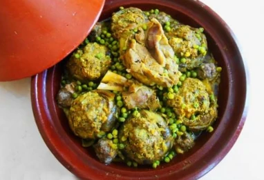 Tajine de petits pois et d'artichauts farcis à la viande